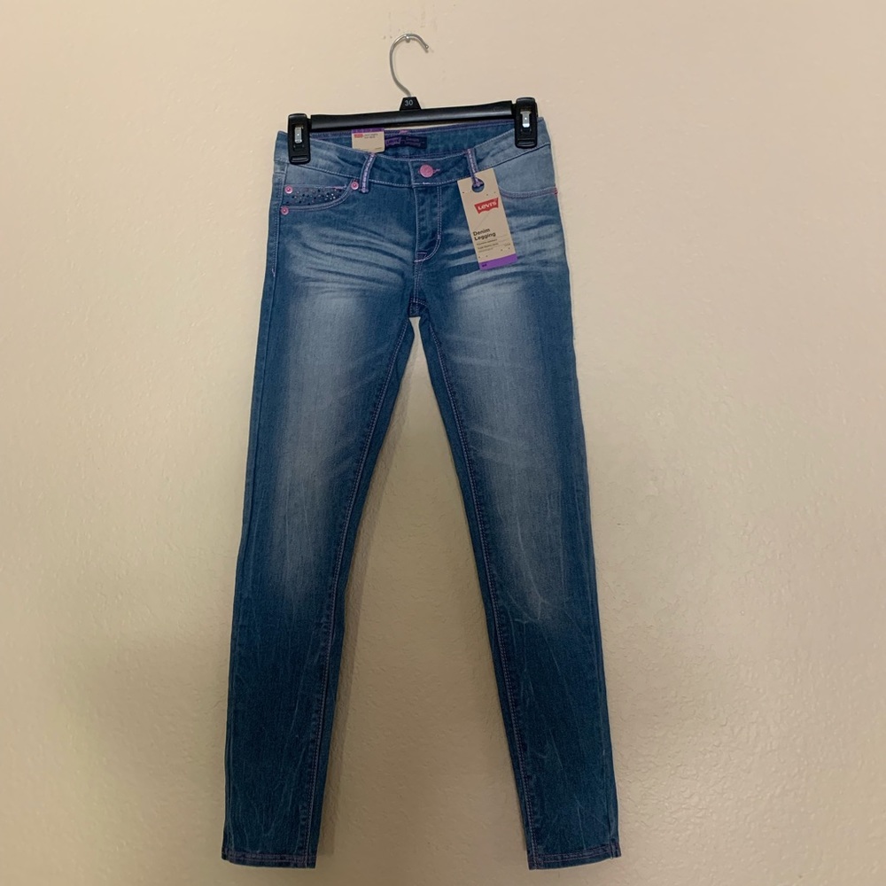 Toma esto para tu bebe niña . Es levis ella lo ama